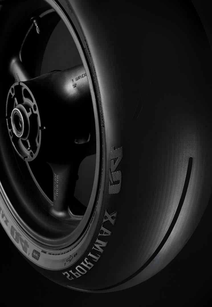 TECHNOLOGY FROM THE TRACK Racing technology drove the Q4 design. The rear tire compound itself has no silica it s all carbon black like Dunlop s racing slicks for maximum grip.