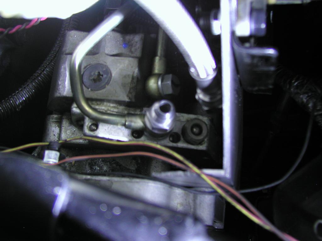 Remove the supply line from the injection pump. B3.