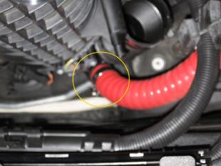 ) The procedure for the rear hose is the same.