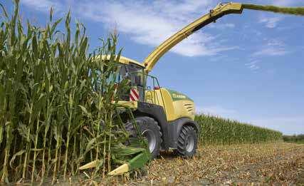 Forage Harvesters BiG X SELF-PROPELLED FORAGE HARVESTER Cutting 8, 10, 12 or 14 rows, the EasyCollect corn heads feature an intake system with endless collectors that feed the crop stem first to the