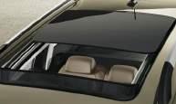 The rear light clusters, featuring two rear bands of light in the characteristic ŠKODA C shape, can be enhanced with LED