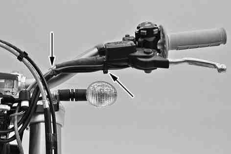 The scale on the handlebar should be centered on the handlebar clamp. Position the handlebar clamps. Mount the screws and tighten evenly.