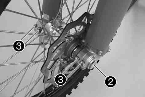 13) Insert the spacers. 500086-11 500084-11 Lift the front wheel into the fork, position it, and insert the wheel spindle. Mount and tighten screw.