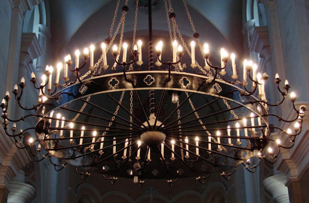 42 Energijos erdvė 2012-1 (12) Išsaugotas Rietavo bažnyčios šviestuvas, nušvitęs per Velykas 1892 04 17. V. Rutkausko nuotr.