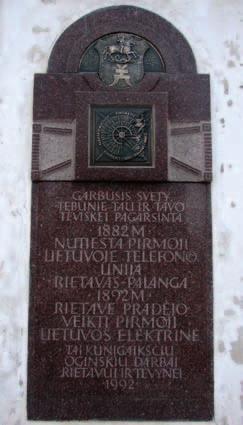 Energijos erdvė 2012-1 (12) 45 Šimtmetį įamžinusi paminklinė lenta (skulptorius R. Midvikis, architektas A. Žebrauskas) V. Rutkausko nuotr. 2011 m.