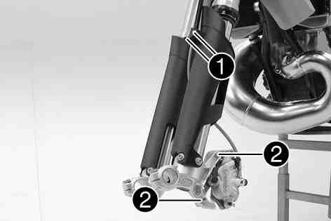 34) Move the handlebar to and fro over the entire steering range. The handlebar must be able to move easily over the entire steering range. There should be no perceptible detent positions.