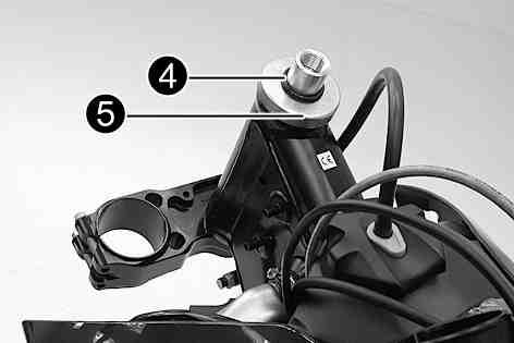 B00022-10 Protect the motorcycle and its attachments against damage by covering them. Do not bend the cables and lines. Remove O-ring. Remove protective ring.