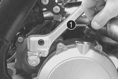 Thoroughly clean the gear oil drain plug with a magnet. 8 lbf ft) Too little gear oil or poor-quality oil results in premature wear of the transmission. Remove screw cap and fill up gear oil.