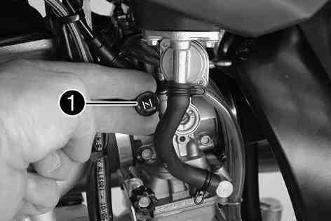 Route the fuel tank breather hose without kinking. 400199-11 5.9Choke Choke is fitted on the left side of the carburetor.