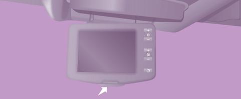Displej Kamera prenáša obraz na pohyblivý 4 alebo 6,5 palcový farebný displej LCD, ktorý nahrádza vnútorné spätné zrkadlo. Zatlačte na tlačidlo a nastavte displej do požadovanej polohy.