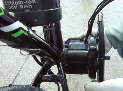 2) Remove the original bottom bracket including cartridge and cups. Use special bottom bracket tools (see pictures 1 a, b).