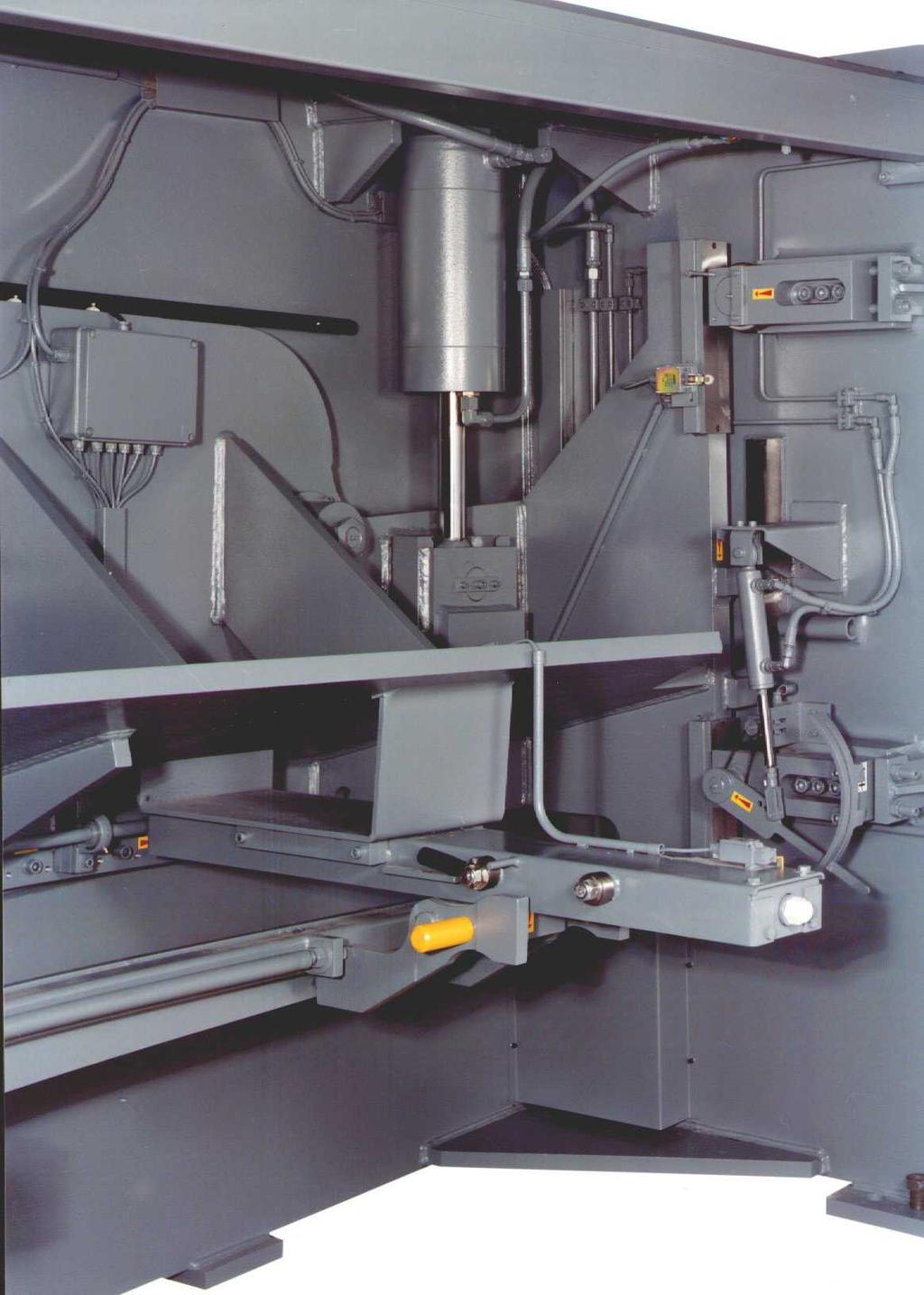 The fully open rear side provides the operator the possibility of easy removal or adapting different conveying and stacking systems to the machine.