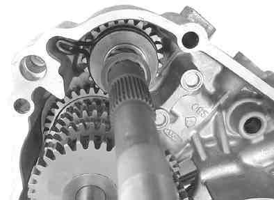 Apply oil to the On installation rubbing surfaces of the gears on the sides of the mainshaft and With the left side crankcase up, place the