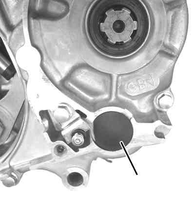 With the left side crankcase up, place the crankcase bolts on the crankcase, and tighten them diagonally in a few steps to the specified