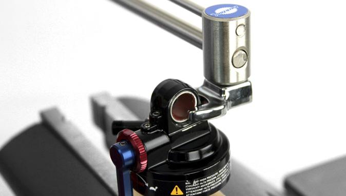 Use the SRAM shaft clamp tool to clamp the seal head/air piston 17 into a vise with the eyelet positioned vertically.