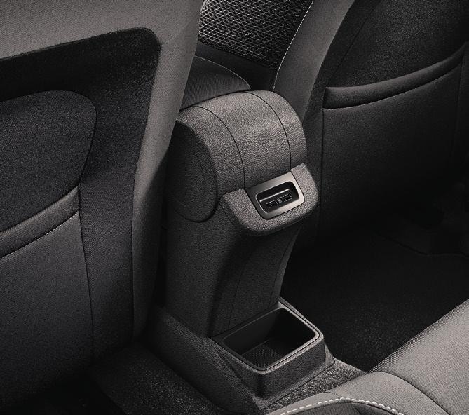FRONT ARMREST AND CENTRE CONSOLE While the front armrest features a hidden and closed compartment, the centre console offers a place for