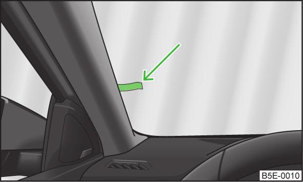 Držiak parkovacích lístkov Obr. 59 Čelné sklo: držiak parkovacích lístkov Zatvorenie Veko vyklápajte proti smeru šípky, kým sa počuteľne nezaistí.