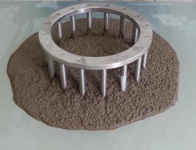 4.4.4. J- prsten (J- ring) Ovim se testom istražuje svojstvo popunjivosti i prolaznosti samozbijajućih betona. Može se koristiti i za ispitivanje otpornosti prema segregaciji usporedbom dva uzorka.