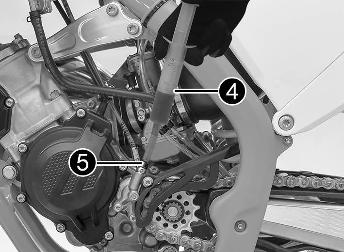 11 SERVICE WORK ON THE CHASSIS 60 H01330-10 Move the clutch fluid reservoir mounted on the handlebar to a horizontal position. Remove screws 1. Remove cover 2 with membrane 3. Check the fluid level.