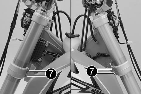 Check whether the upper steering head seal is correctly positioned. Slide on protective ring and O-ring. B01605-10 Position the upper triple clamp with the handlebar.