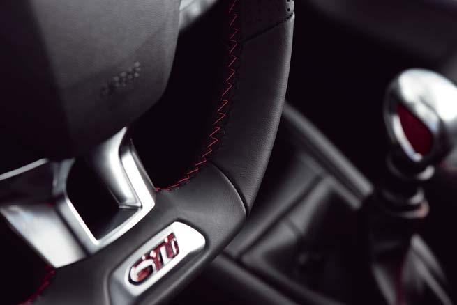 DAUGIAU EMOCIJŲ Patogiai įsitaisykite ant odine danga* dengtų GTi sėdynių ir padėkite rankas ant GTi logotipu puošto sportiško odinio vairo.