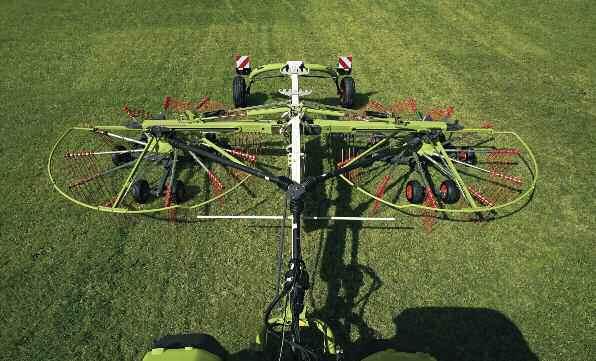 We create space the inverted U frame. All CLAAS large rotary rakes with separate chassis fit onto the lower linkage points on the tractor with an open frame which uses a sturdy inverted U frame.