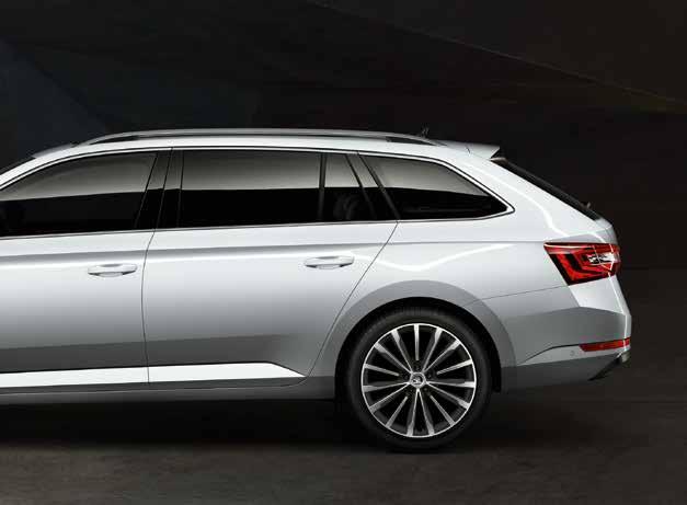 The front view of the new ŠKODA Superb is characterised by a wide radiator grille, centrally positioned logo and dynamically