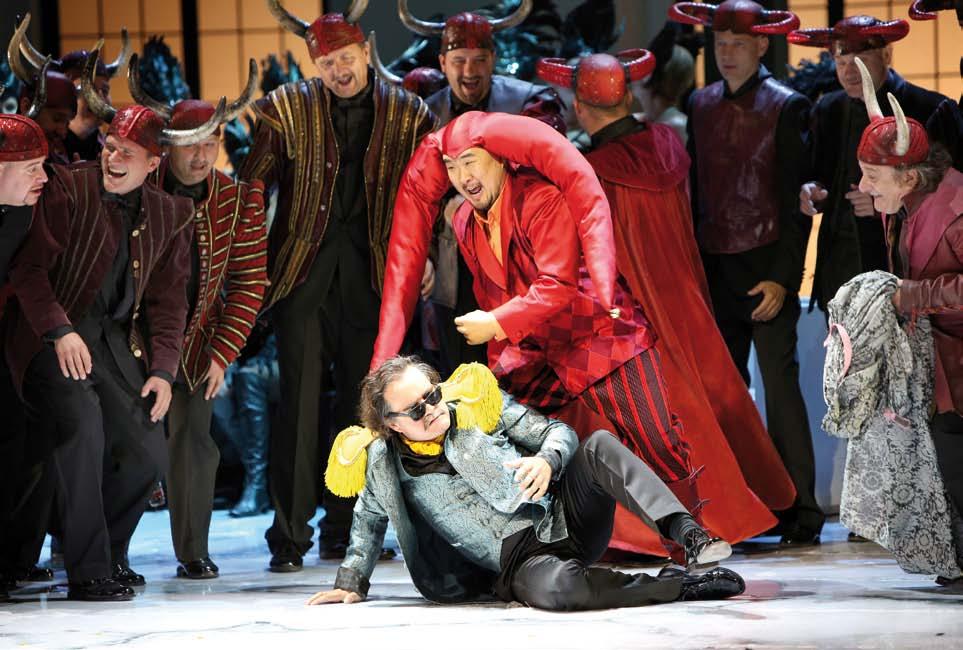 Kultúra a umenie Culture and art 5 nových prestavení SND, ktoré musíte vidieť Juraj Peter ako Ceprano (ležiaci) a Leo An ako Rigoletto v predstavení Rigoletto.
