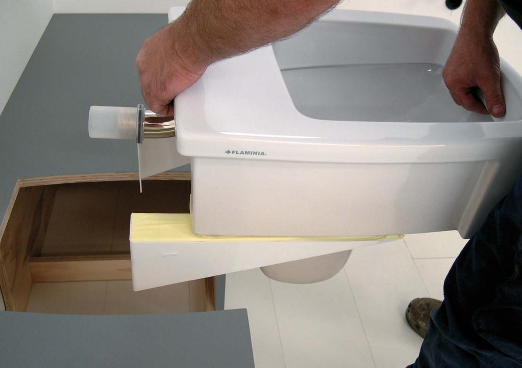 montaggio vaso / wc installation mentre si procede con l alloggiamento del vaso assicurarsi che l ingresso dello scarico e del