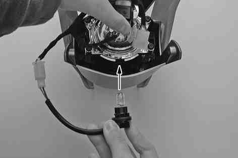 Turn the bulb holder about 30 counterclockwise and remove it. 700175-01 Pull the parking light bulb out of the holder. Insert a new parking light bulb in the holder.