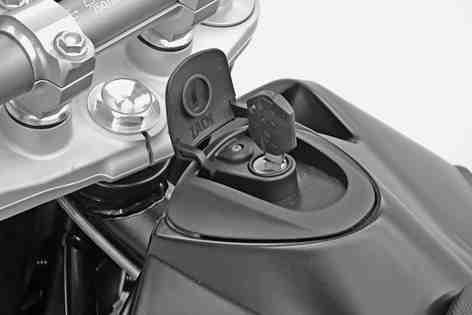 CONTROLS 38 5.24Opening filler cap Lift the cover of the filler cap and insert the ignition key. Turn the ignition key 90 counterclockwise and remove the filler cap.