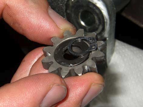 ENGINE Fit oil pump gear with the shim. Fit a new circlip to secure oil pump gear in place.