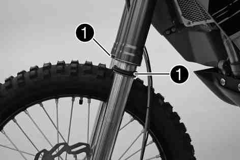 35) Push dust boots of both fork legs downwards. The dust boots should remove dust and coarse dirt particles from the fork tubes. Over time, dirt can penetrate behind the dust boots.