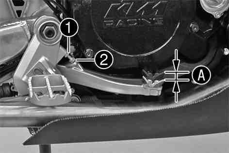 MAINTENANCE WORK ON CHASSIS AND ENGINE 46 Remove the front brake linings. x ( p. 44) Move the brake fluid reservoir mounted on the handlebar to a horizontal position. Remove screws.