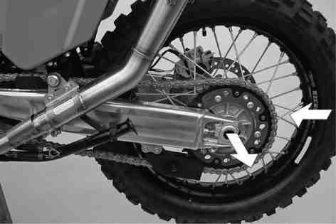 53Removing rear wheel x 600032-11 600035-10 600036-10 Ensure that the grip of the wheel spindle does not contact with the right fork leg.