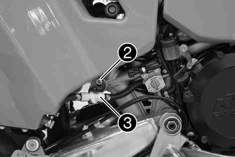 Clean up spilt fuel immediately. Fuel in the fuel tank expands when warm and can escape if the tank is overfilled. See the notes on refueling.