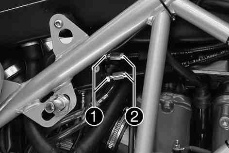MAINTENANCE WORK ON CHASSIS AND ENGINE 40 8.27Adjusting the Bowden cable Remove the front fuel tank. ( p. 56) Check the gas Bowden cable route. Move the handlebar to the straight-ahead position.