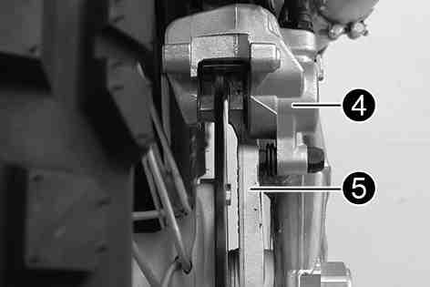 Make sure when pushing back the brake piston that you do not press the brake caliper against the spokes. Remove the lock pin.