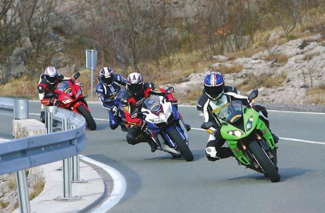 >>> Velika Kawasakijeva snaga u srednjim okretajima od velike mu je pomoći na cesti počne nemirno poskakivati, dok to ni na jednom drugom motociklu nije bio slučaj.
