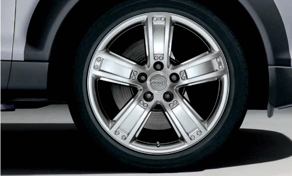 1 1 Cast aluminium wheels, 5-arm design, two-piece With die cast trims with