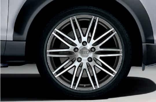 2 Cast aluminium wheels, 10-double-spoke design, two-tone Chrome look on the