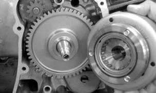 Before installation, check and make sure that the inside of the flywheel is not contaminated. Hold the flywheel with the flywheel holder and tighten the flywheel nut. Torque: 34.339.