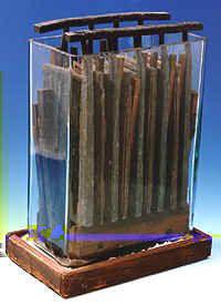 3 ktorý sa skladal z medi a zinku v kyseline sírovej. Ďalšie pokroky pokračovali v roku 1839, keď britský fyzik Wiliam Robert Grove vyvinul elektrický článok z dvoch kvapalín.