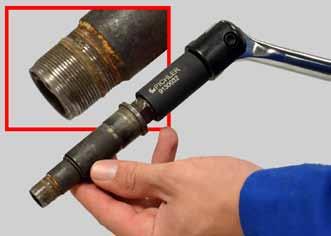 Remove the unscrewed part of the injector from the shaft. If during unscrewing the injector very much effort is needed can this lead to twisting or breaking of the injector.