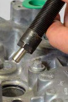Screw the Extraction Spindle 60385238 in the Adapter and tighten it (Hexagon 8mm). 144 145 5.20.