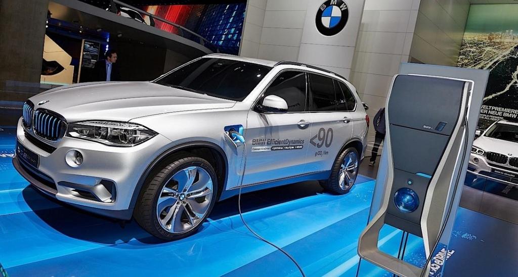 Automatski mjenjač imat će 8 stupnjeva, a ispušta tek 50 g/km C02. Potrošnja je 2,1 l/100 km [31]. Slika 7.10. BMW Serije 3 e-drive BMW X5 e-drive BMW X5 e-drive (Slika 7.