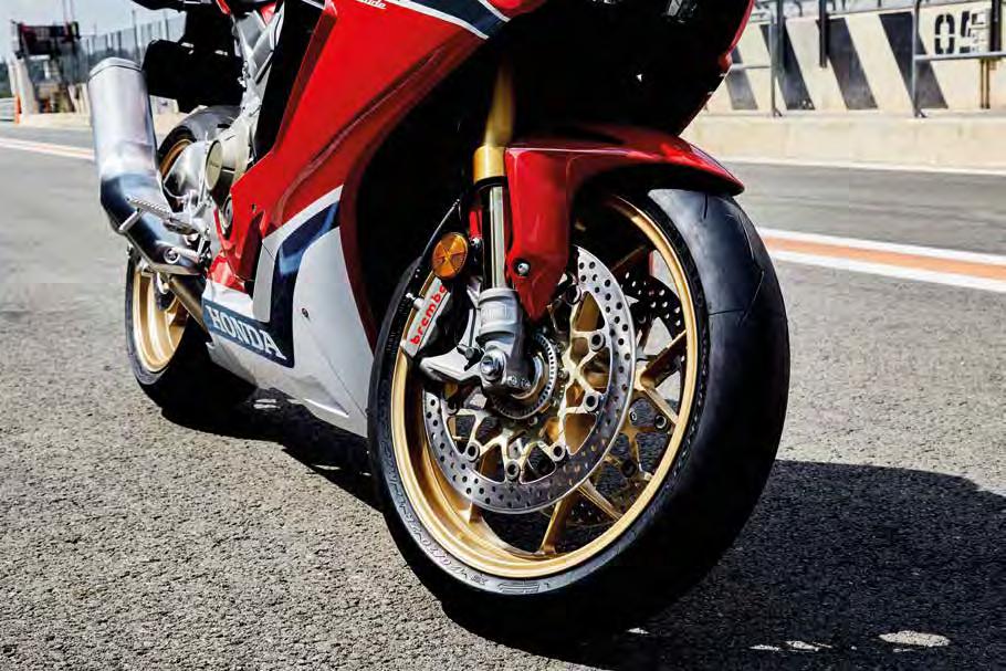 Tight, compact, and aerodynamic fairings and headlight The pursuit of ultimate aerodynamic design over the fairings led to a narrower