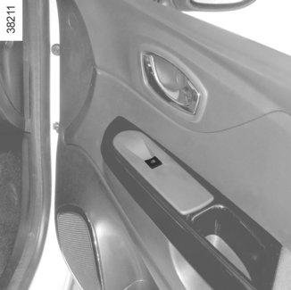 5 1 2 6 4 3 Bezpečnosť spolucestujúcich Vodič môže zablokovať činnosť okien stlačením spínača 4. Na prístrojovej doske sa zobrazí potvrdzujúca správa.