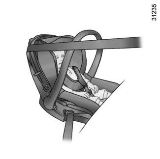 Vyberte si sedačku, ktorá dostatočne chráni dieťa zboku a vymeňte ju, akonáhle hlava dieťaťa presahuje škrupinku.