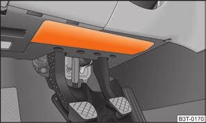 156 Systém airbagov (Pokračovanie) Volant ani povrch modulu airbagu v prístrojovej doske na strane spolujazdca nesmiete polepiť, zakryť ani iným spôsobom upraviť.